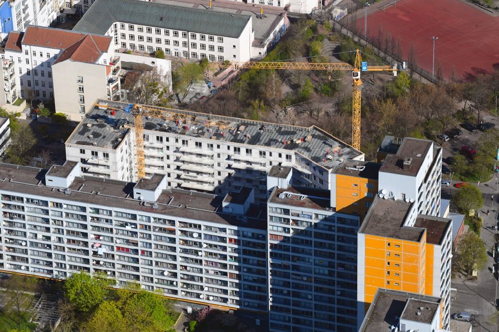 Luftbild Berlin - Baustelle zum Neubau einer Mehrfamilienhaus-Wohnanlage der Gewobag Wohnungsbau- Aktiengesellschaft Berlin im Ortsteil Kreuzberg in Berlin, Deutschland