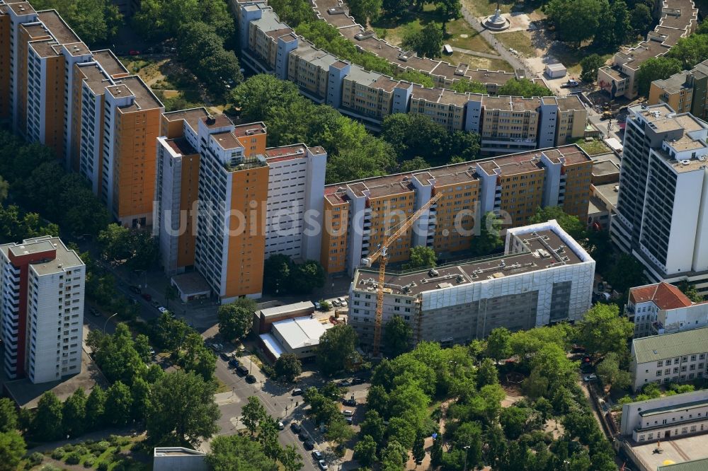 Luftbild Berlin - Baustelle zum Neubau einer Mehrfamilienhaus-Wohnanlage der Gewobag Wohnungsbau- Aktiengesellschaft Berlin im Ortsteil Kreuzberg in Berlin, Deutschland