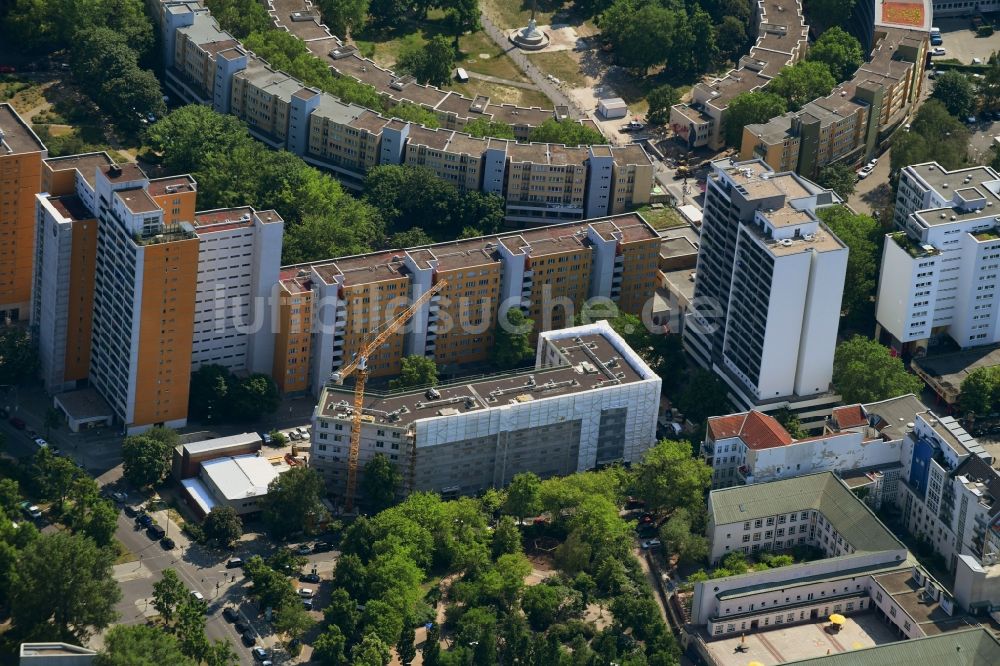 Luftaufnahme Berlin - Baustelle zum Neubau einer Mehrfamilienhaus-Wohnanlage der Gewobag Wohnungsbau- Aktiengesellschaft Berlin im Ortsteil Kreuzberg in Berlin, Deutschland