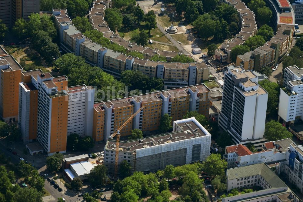 Berlin von oben - Baustelle zum Neubau einer Mehrfamilienhaus-Wohnanlage der Gewobag Wohnungsbau- Aktiengesellschaft Berlin im Ortsteil Kreuzberg in Berlin, Deutschland