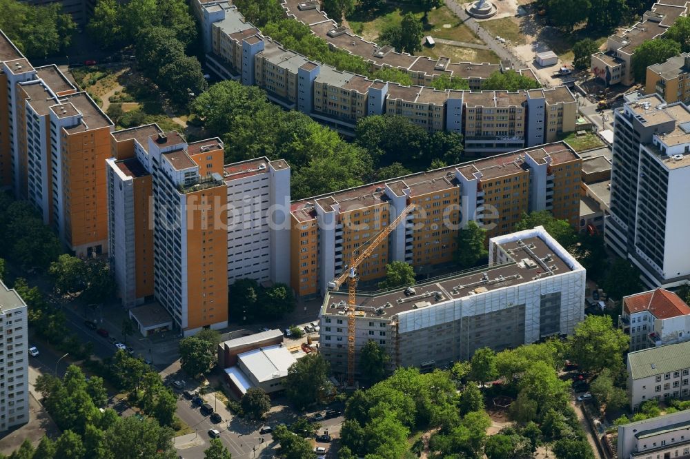 Berlin aus der Vogelperspektive: Baustelle zum Neubau einer Mehrfamilienhaus-Wohnanlage der Gewobag Wohnungsbau- Aktiengesellschaft Berlin im Ortsteil Kreuzberg in Berlin, Deutschland