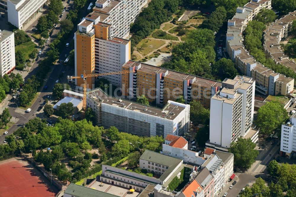 Berlin von oben - Baustelle zum Neubau einer Mehrfamilienhaus-Wohnanlage der Gewobag Wohnungsbau- Aktiengesellschaft Berlin im Ortsteil Kreuzberg in Berlin, Deutschland