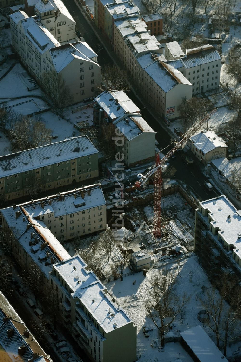 Berlin aus der Vogelperspektive: Baustelle zum Neubau einer Mehrfamilienhaus-Wohnanlage an der Giselastraße Ecke Lückstraße im Bezirk Lichtenberg in Berlin