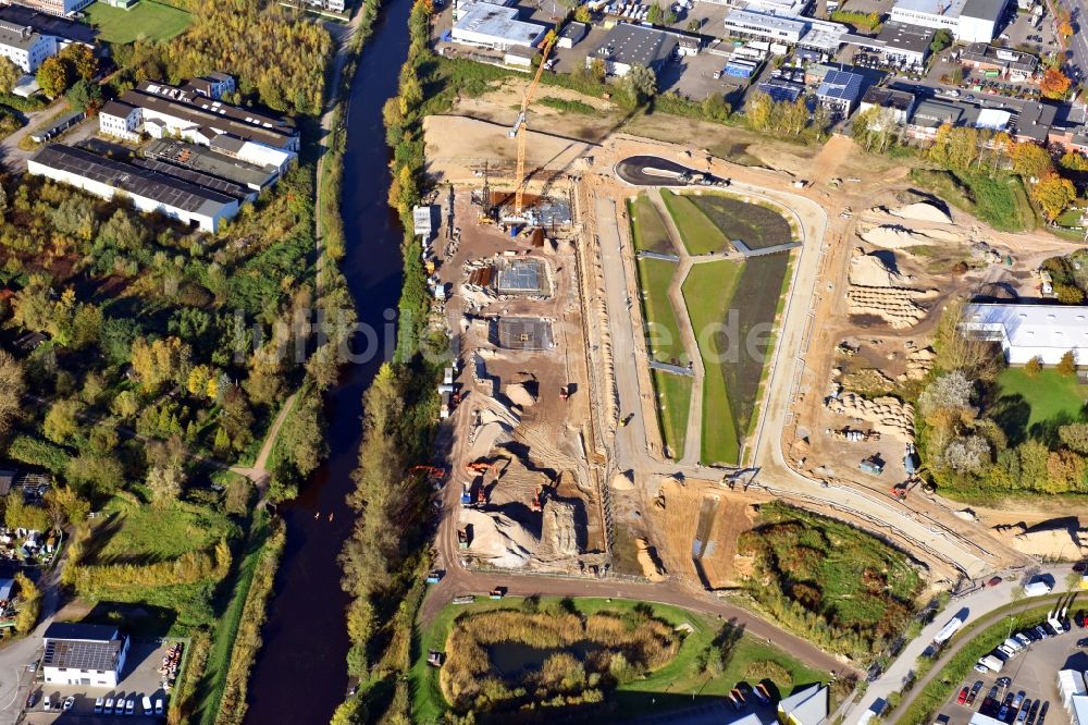 Hamburg aus der Vogelperspektive: Baustelle zum Neubau einer Mehrfamilienhaus-Wohnanlage Glasbläserhöfe am Schleusengraben im Ortsteil Bergedorf in Hamburg, Deutschland