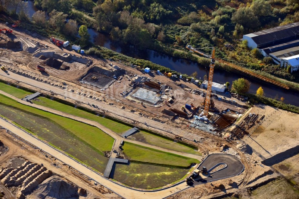 Hamburg von oben - Baustelle zum Neubau einer Mehrfamilienhaus-Wohnanlage Glasbläserhöfe am Schleusengraben im Ortsteil Bergedorf in Hamburg, Deutschland