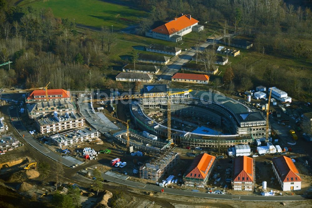 Wustermark aus der Vogelperspektive: Baustelle zum Neubau einer Mehrfamilienhaus- Wohnanlage Gold-Gartenstadt Olympisches Dorf von 1936 in Wustermark im Bundesland Brandenburg, Deutschland