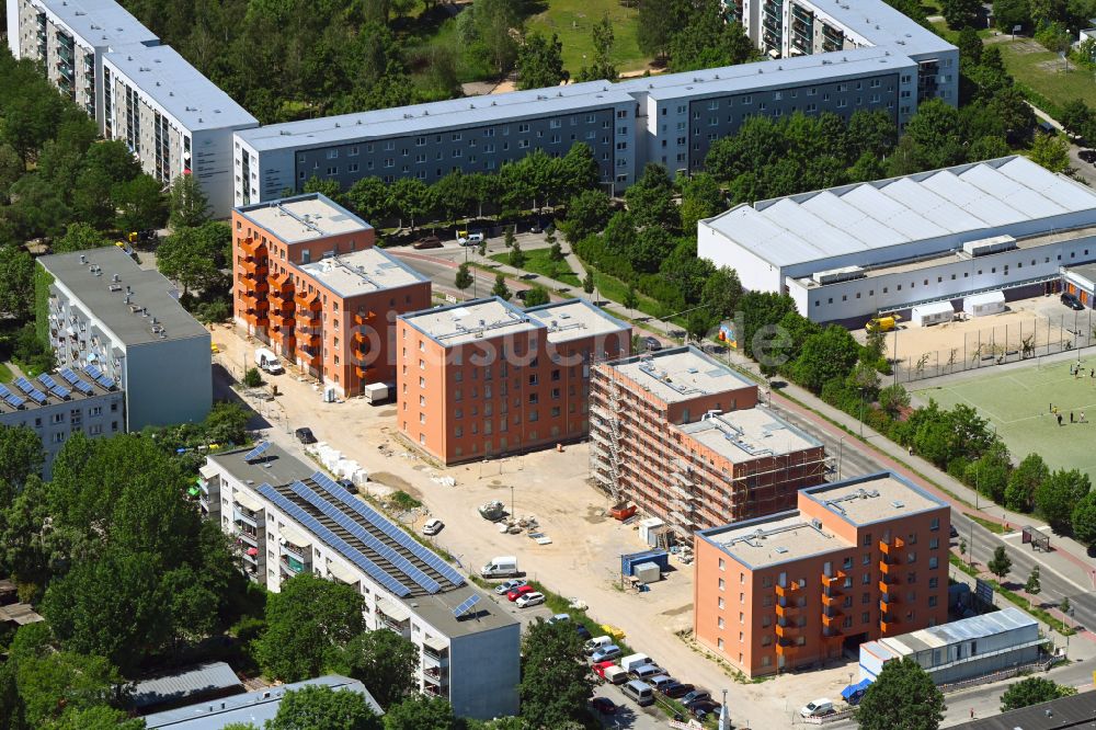 Berlin aus der Vogelperspektive: Baustelle zum Neubau einer Mehrfamilienhaus-Wohnanlage Gothaer Straße - Alte Hellersdorfer Straße in Berlin, Deutschland