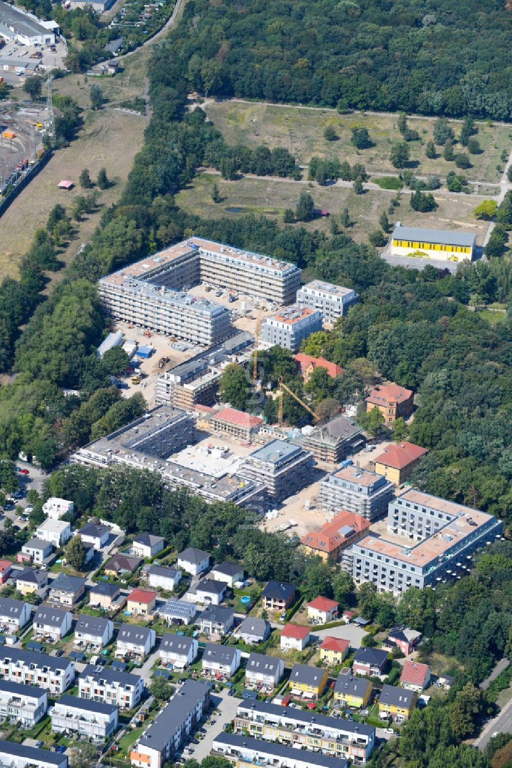 Luftaufnahme Berlin - Baustelle zum Neubau einer Mehrfamilienhaus-Wohnanlage an der Gotlindestraße im Ortsteil Lichtenberg in Berlin, Deutschland