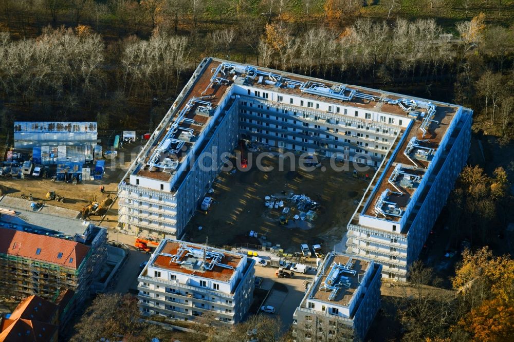 Luftaufnahme Berlin - Baustelle zum Neubau einer Mehrfamilienhaus-Wohnanlage an der Gotlindestraße im Ortsteil Lichtenberg in Berlin, Deutschland