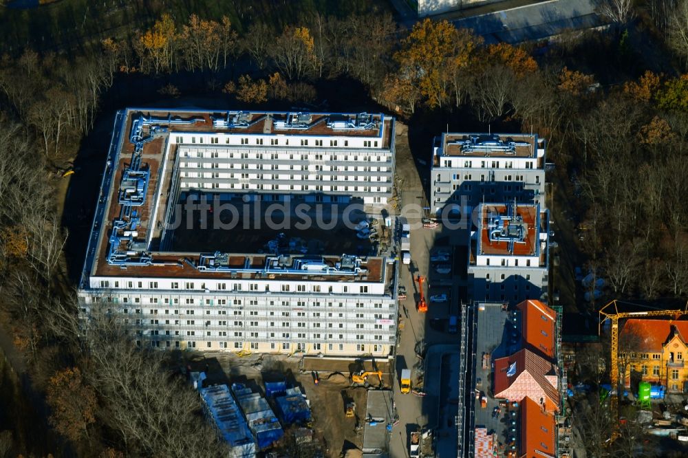 Luftaufnahme Berlin - Baustelle zum Neubau einer Mehrfamilienhaus-Wohnanlage an der Gotlindestraße im Ortsteil Lichtenberg in Berlin, Deutschland