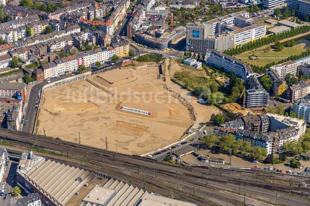 Luftaufnahme Düsseldorf - Baustelle zum Neubau einer Mehrfamilienhaus-Wohnanlage Grand Central im Ortsteil Oberbilk in Düsseldorf im Bundesland Nordrhein-Westfalen, Deutschland