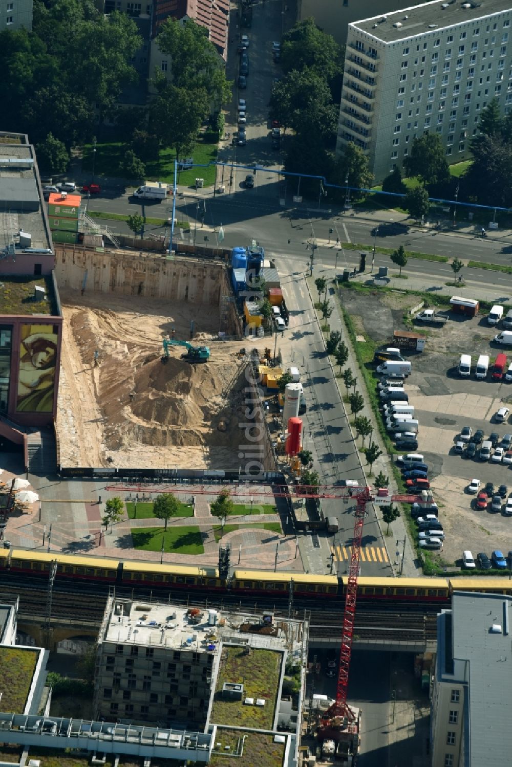 Luftaufnahme Berlin - Baustelle zum Neubau einer Mehrfamilienhaus-Wohnanlage Grandaire an der Voltairestraße Ecke Alexanderstraße - Dircksenstraße im Ortsteil Mitte in Berlin, Deutschland