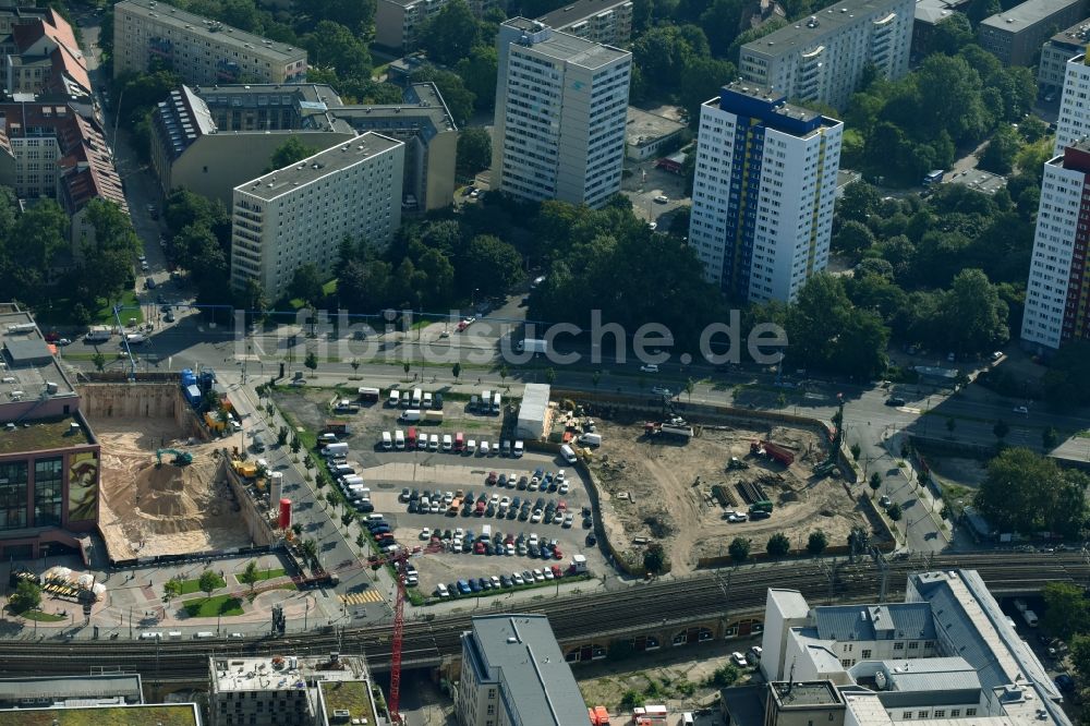 Luftaufnahme Berlin - Baustelle zum Neubau einer Mehrfamilienhaus-Wohnanlage Grandaire an der Voltairestraße Ecke Alexanderstraße - Dircksenstraße im Ortsteil Mitte in Berlin, Deutschland