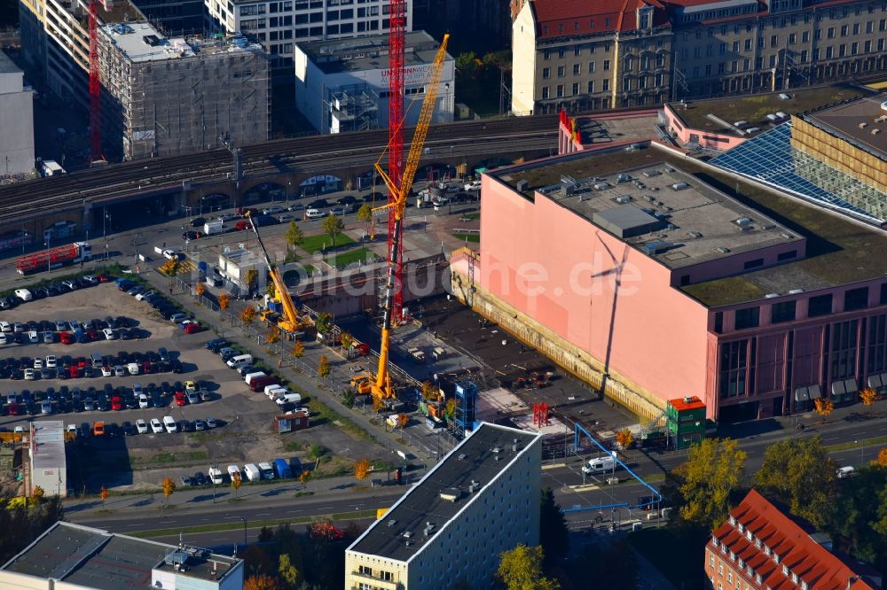 Berlin von oben - Baustelle zum Neubau einer Mehrfamilienhaus-Wohnanlage Grandaire an der Voltairestraße Ecke Alexanderstraße - Dircksenstraße im Ortsteil Mitte in Berlin, Deutschland