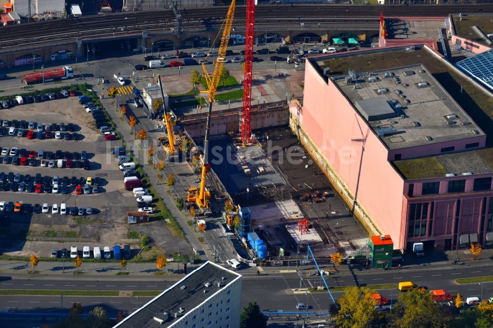 Luftbild Berlin - Baustelle zum Neubau einer Mehrfamilienhaus-Wohnanlage Grandaire an der Voltairestraße Ecke Alexanderstraße - Dircksenstraße im Ortsteil Mitte in Berlin, Deutschland