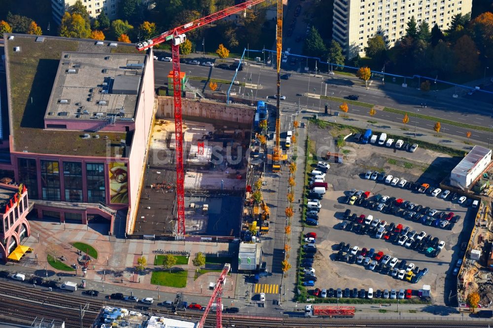 Luftaufnahme Berlin - Baustelle zum Neubau einer Mehrfamilienhaus-Wohnanlage Grandaire an der Voltairestraße Ecke Alexanderstraße - Dircksenstraße im Ortsteil Mitte in Berlin, Deutschland