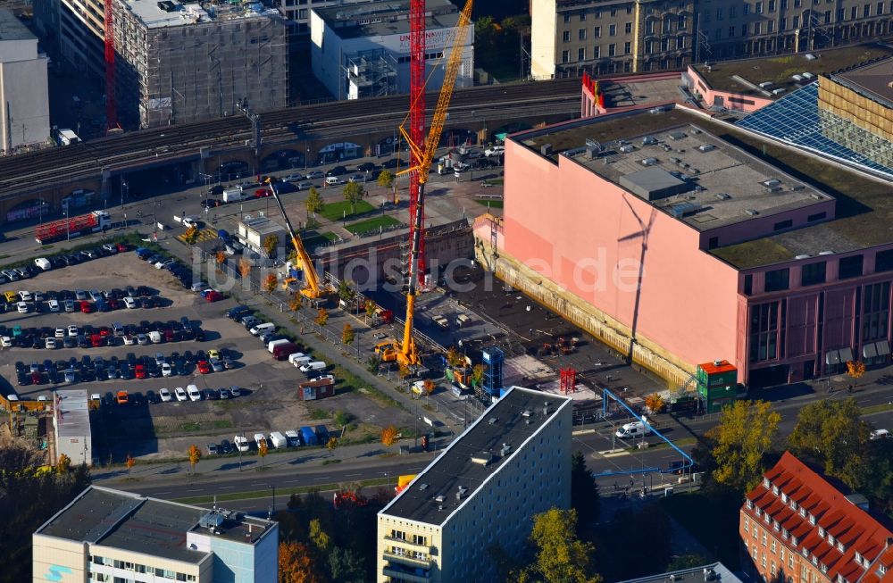 Berlin aus der Vogelperspektive: Baustelle zum Neubau einer Mehrfamilienhaus-Wohnanlage Grandaire an der Voltairestraße Ecke Alexanderstraße - Dircksenstraße im Ortsteil Mitte in Berlin, Deutschland