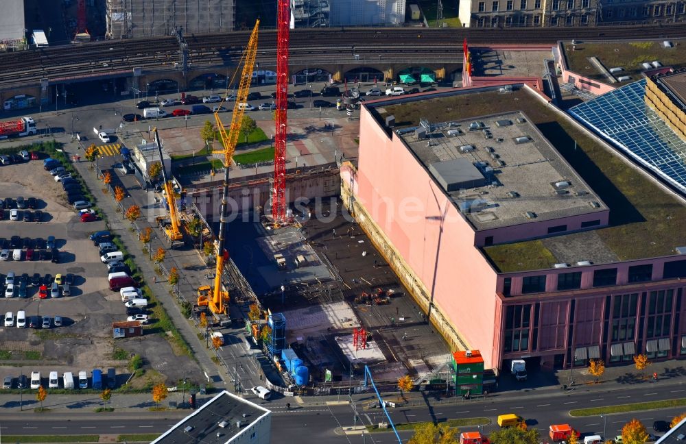 Luftbild Berlin - Baustelle zum Neubau einer Mehrfamilienhaus-Wohnanlage Grandaire an der Voltairestraße Ecke Alexanderstraße - Dircksenstraße im Ortsteil Mitte in Berlin, Deutschland