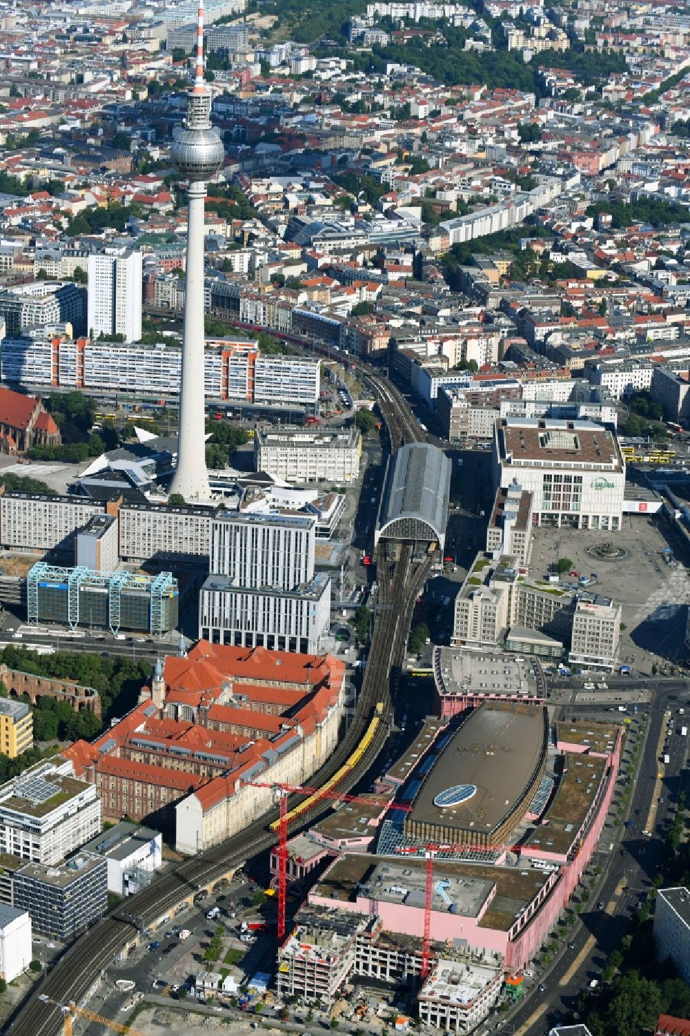 Luftaufnahme Berlin - Baustelle zum Neubau einer Mehrfamilienhaus-Wohnanlage Grandaire an der Voltairestraße Ecke Alexanderstraße - Dircksenstraße im Ortsteil Mitte in Berlin, Deutschland