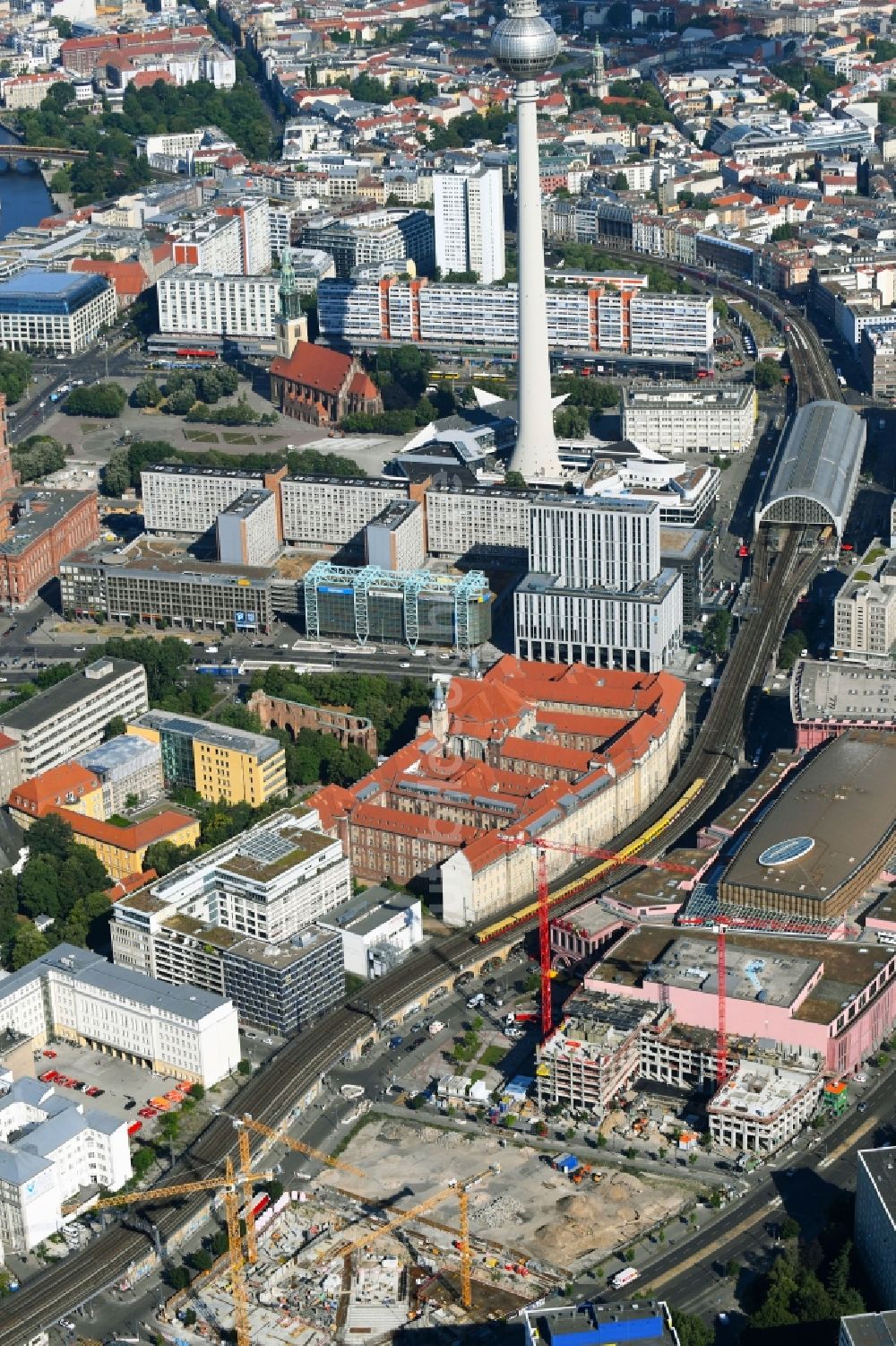 Berlin von oben - Baustelle zum Neubau einer Mehrfamilienhaus-Wohnanlage Grandaire an der Voltairestraße Ecke Alexanderstraße - Dircksenstraße im Ortsteil Mitte in Berlin, Deutschland