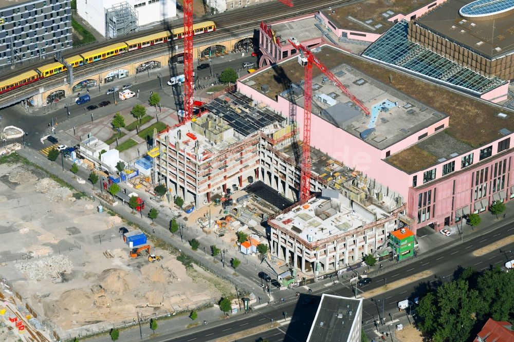 Berlin aus der Vogelperspektive: Baustelle zum Neubau einer Mehrfamilienhaus-Wohnanlage Grandaire an der Voltairestraße Ecke Alexanderstraße - Dircksenstraße im Ortsteil Mitte in Berlin, Deutschland