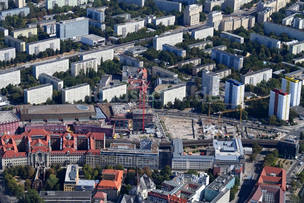 Luftaufnahme Berlin - Baustelle zum Neubau einer Mehrfamilienhaus-Wohnanlage Grandaire an der Voltairestraße Ecke Alexanderstraße - Dircksenstraße im Ortsteil Mitte in Berlin, Deutschland