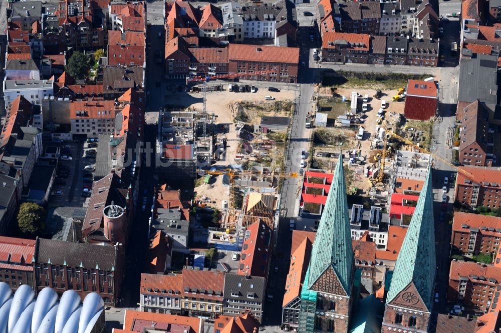 Lübeck aus der Vogelperspektive: Baustelle zum Neubau einer Mehrfamilienhaus-Wohnanlage im Gründerviertel im Ortsteil Innenstadt in Lübeck im Bundesland Schleswig-Holstein, Deutschland