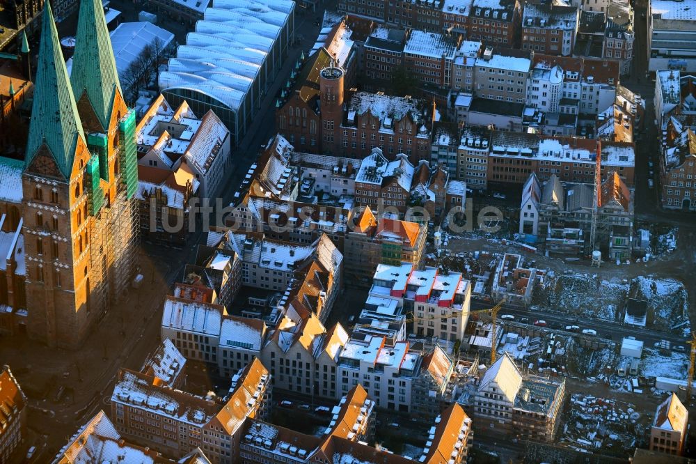 Lübeck von oben - Baustelle zum Neubau einer Mehrfamilienhaus-Wohnanlage im Gründerviertel im Ortsteil Innenstadt in Lübeck im Bundesland Schleswig-Holstein, Deutschland