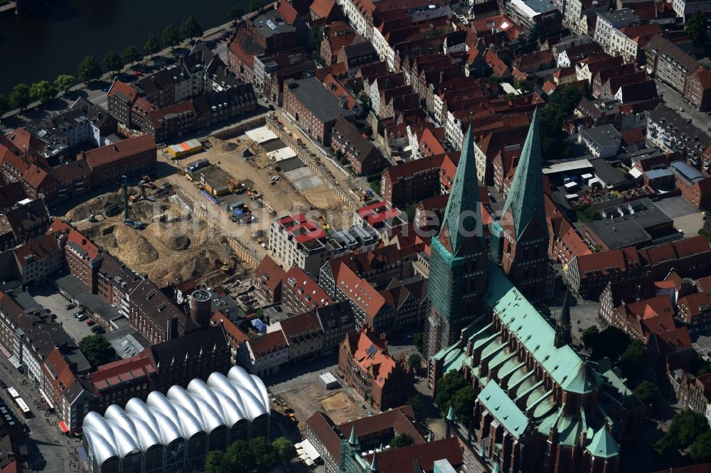 Lübeck von oben - Baustelle zum Neubau einer Mehrfamilienhaus-Wohnanlage am Gründungsviertel der Grundstücksgesellschaft TRAVE mbH in Lübeck im Bundesland Schleswig-Holstein