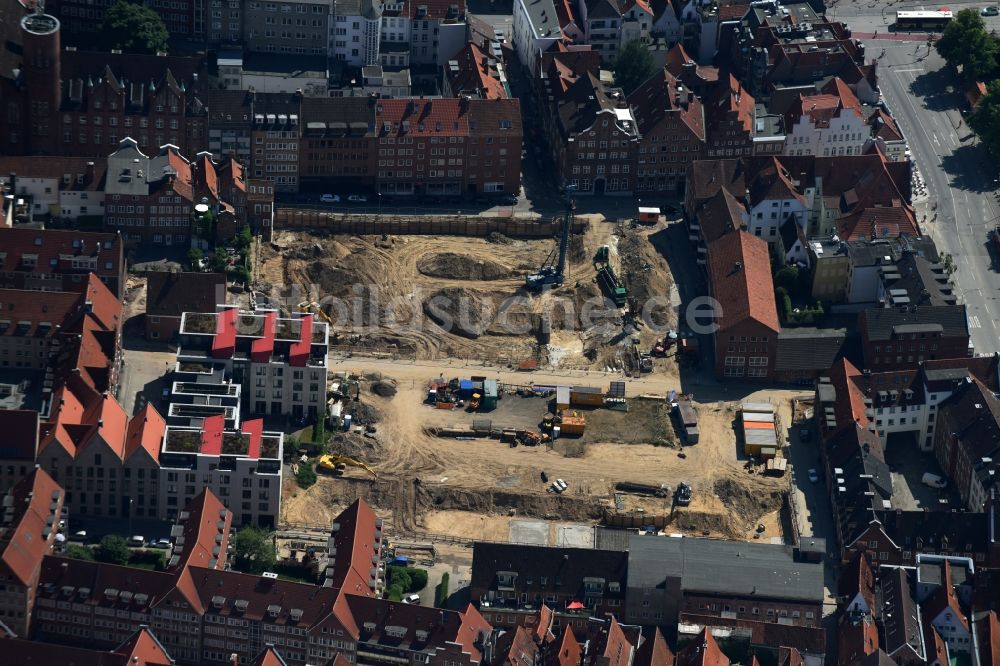 Lübeck aus der Vogelperspektive: Baustelle zum Neubau einer Mehrfamilienhaus-Wohnanlage am Gründungsviertel der Grundstücksgesellschaft TRAVE mbH in Lübeck im Bundesland Schleswig-Holstein