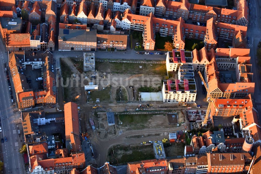 Luftaufnahme Lübeck - Baustelle zum Neubau einer Mehrfamilienhaus-Wohnanlage am Gründungsviertel der Grundstücksgesellschaft TRAVE mbH in Lübeck im Bundesland Schleswig-Holstein