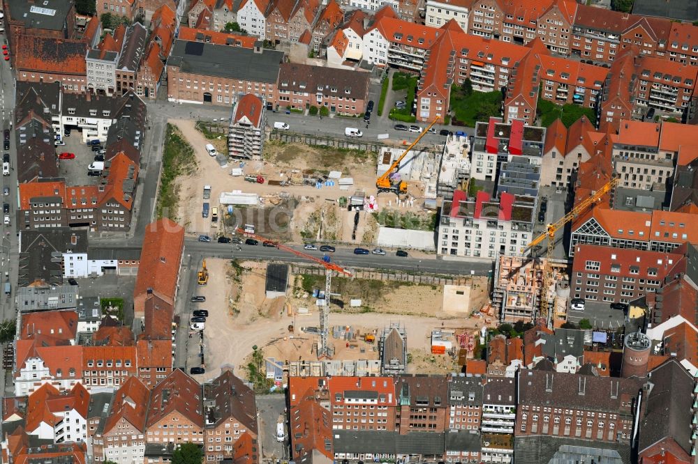 Lübeck aus der Vogelperspektive: Baustelle zum Neubau einer Mehrfamilienhaus-Wohnanlage am Gründungsviertel der Grundstücksgesellschaft TRAVE mbH in Lübeck im Bundesland Schleswig-Holstein