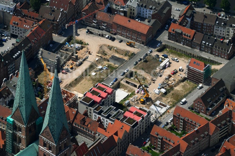 Lübeck von oben - Baustelle zum Neubau einer Mehrfamilienhaus-Wohnanlage am Gründungsviertel der Grundstücksgesellschaft TRAVE mbH in Lübeck im Bundesland Schleswig-Holstein