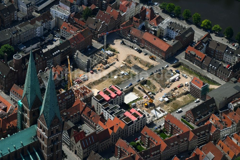 Lübeck aus der Vogelperspektive: Baustelle zum Neubau einer Mehrfamilienhaus-Wohnanlage am Gründungsviertel der Grundstücksgesellschaft TRAVE mbH in Lübeck im Bundesland Schleswig-Holstein