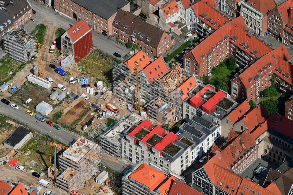 Lübeck von oben - Baustelle zum Neubau einer Mehrfamilienhaus-Wohnanlage am Gründungsviertel der Grundstücksgesellschaft TRAVE mbH in Lübeck im Bundesland Schleswig-Holstein