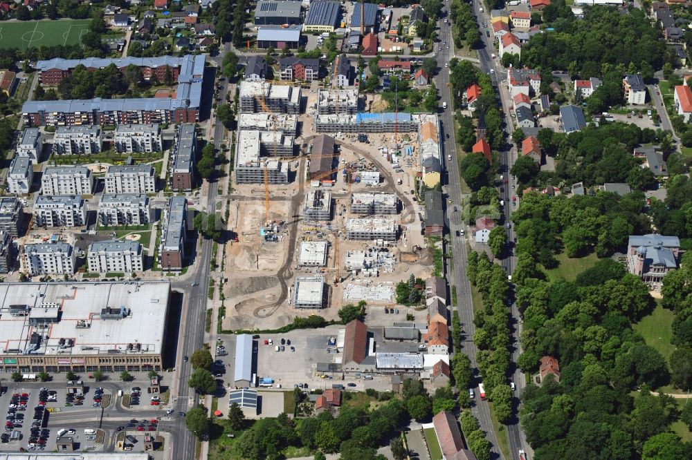 Berlin von oben - Baustelle zum Neubau einer Mehrfamilienhaus-Wohnanlage der Gut Alt-Biesdorf in Berlin, Deutschland