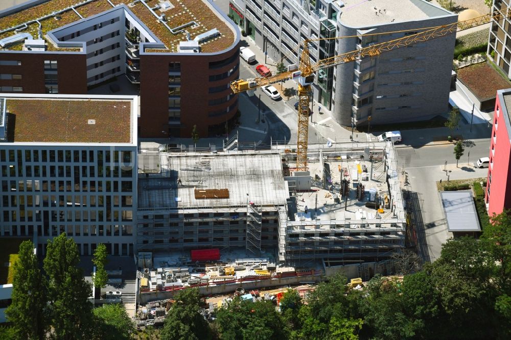 Luftaufnahme Offenbach am Main - Baustelle zum Neubau einer Mehrfamilienhaus-Wohnanlage an der Hafeninsel im Ortsteil Nordend in Offenbach am Main im Bundesland Hessen, Deutschland