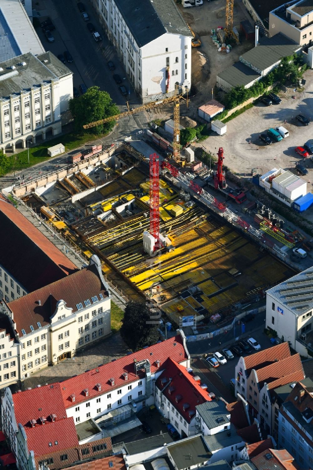 Rostock von oben - Baustelle zum Neubau einer Mehrfamilienhaus-Wohnanlage HanseKarree Glatter Aal in Rostock im Bundesland Mecklenburg-Vorpommern, Deutschland