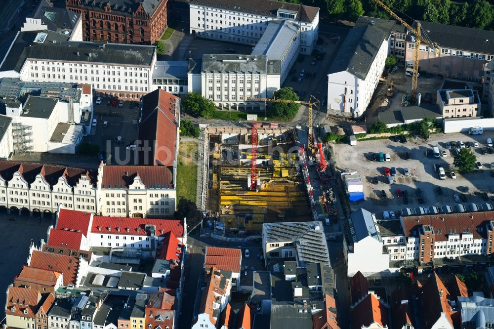 Rostock aus der Vogelperspektive: Baustelle zum Neubau einer Mehrfamilienhaus-Wohnanlage HanseKarree Glatter Aal in Rostock im Bundesland Mecklenburg-Vorpommern, Deutschland