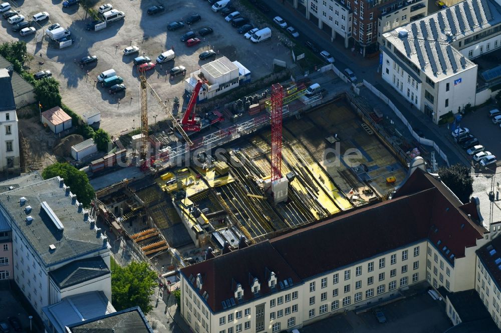 Rostock von oben - Baustelle zum Neubau einer Mehrfamilienhaus-Wohnanlage HanseKarree Glatter Aal in Rostock im Bundesland Mecklenburg-Vorpommern, Deutschland