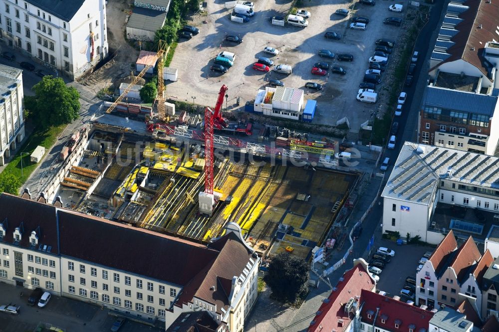 Rostock aus der Vogelperspektive: Baustelle zum Neubau einer Mehrfamilienhaus-Wohnanlage HanseKarree Glatter Aal in Rostock im Bundesland Mecklenburg-Vorpommern, Deutschland