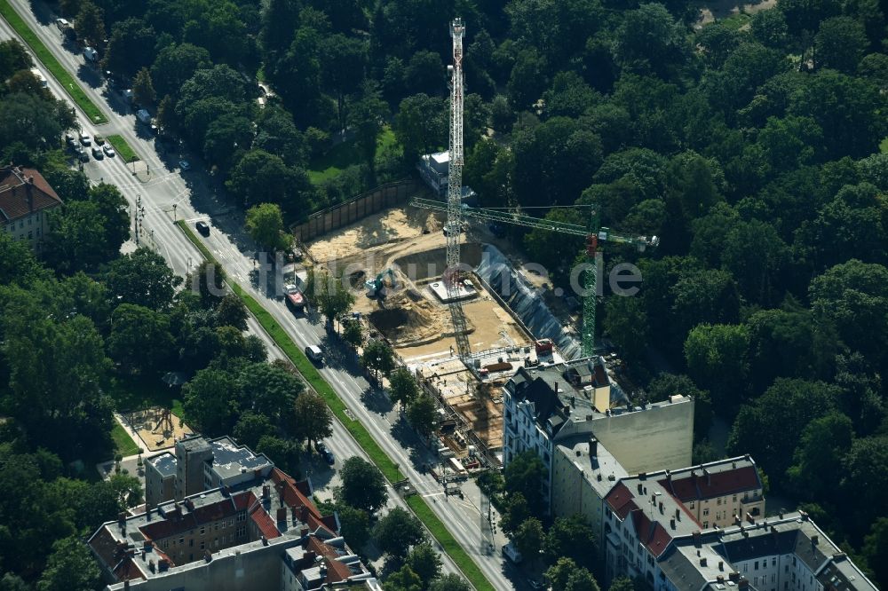 Berlin von oben - Baustelle zum Neubau einer Mehrfamilienhaus-Wohnanlage an der Hasenheide im Ortsteil Neukölln in Berlin, Deutschland