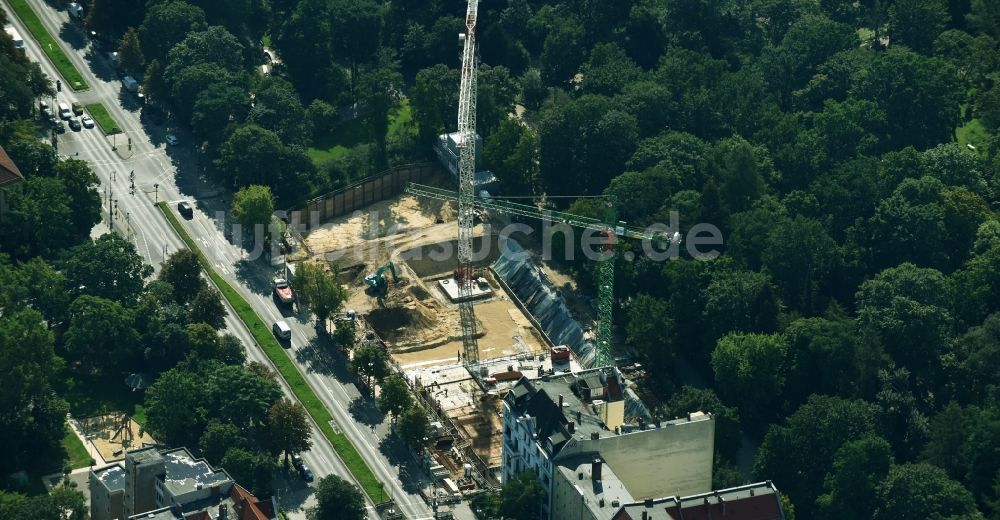 Berlin aus der Vogelperspektive: Baustelle zum Neubau einer Mehrfamilienhaus-Wohnanlage an der Hasenheide im Ortsteil Neukölln in Berlin, Deutschland