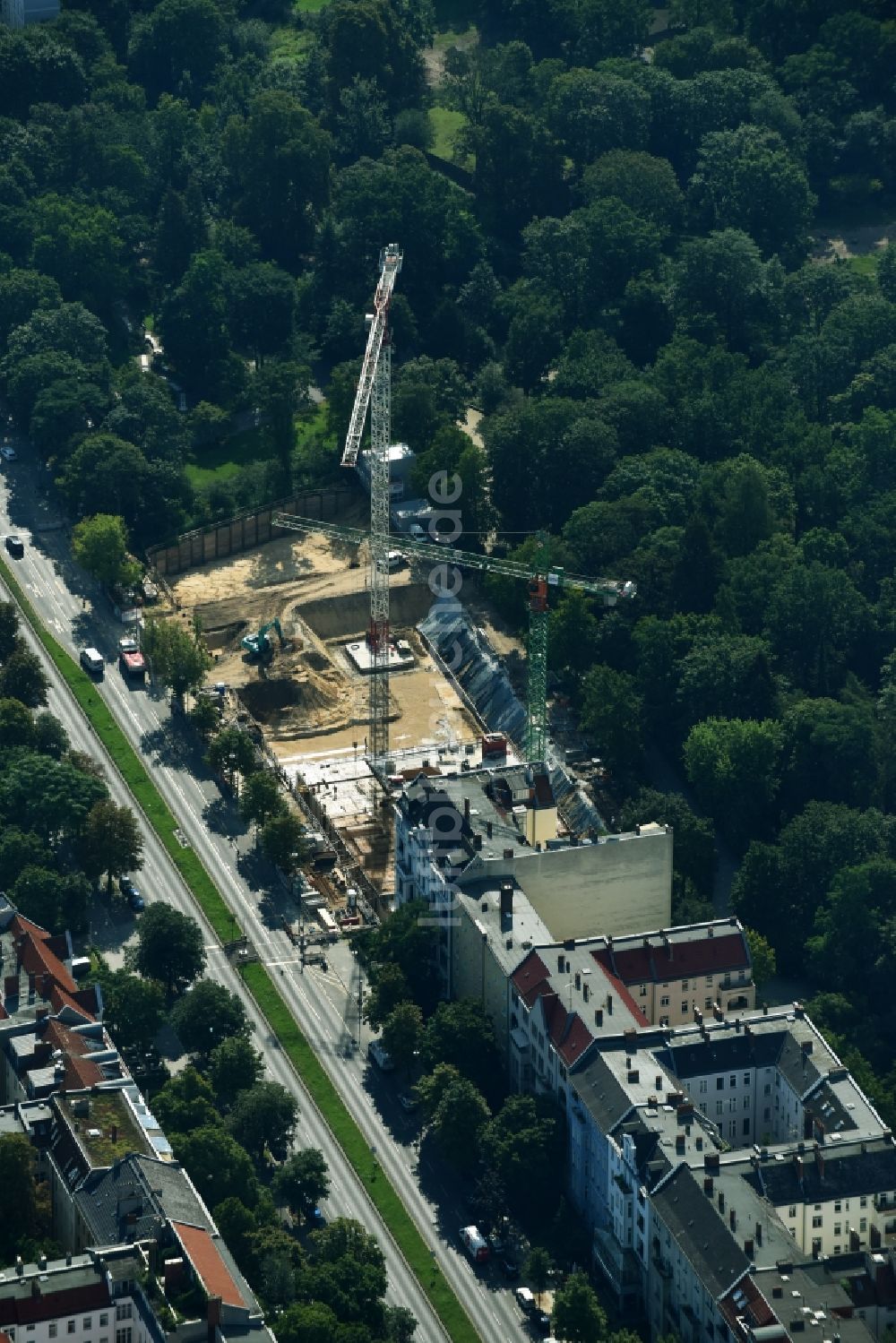 Luftbild Berlin - Baustelle zum Neubau einer Mehrfamilienhaus-Wohnanlage an der Hasenheide im Ortsteil Neukölln in Berlin, Deutschland