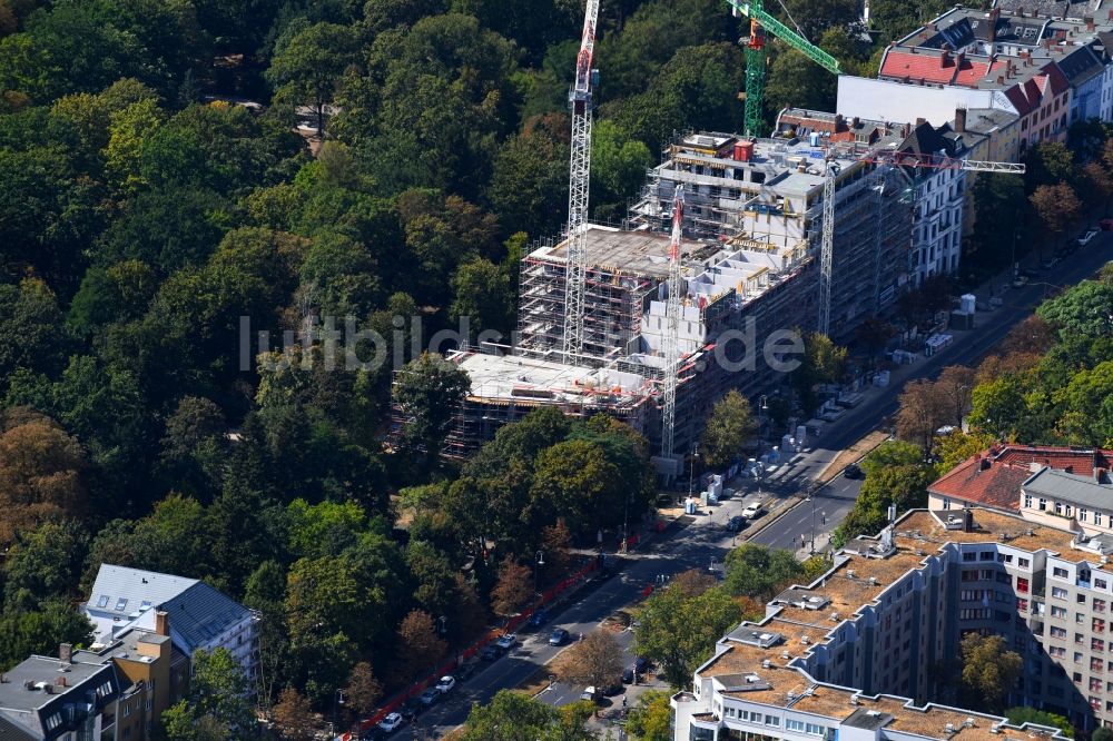 Luftaufnahme Berlin - Baustelle zum Neubau einer Mehrfamilienhaus-Wohnanlage an der Hasenheide im Ortsteil Neukölln in Berlin, Deutschland