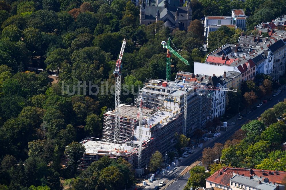 Berlin von oben - Baustelle zum Neubau einer Mehrfamilienhaus-Wohnanlage an der Hasenheide im Ortsteil Neukölln in Berlin, Deutschland