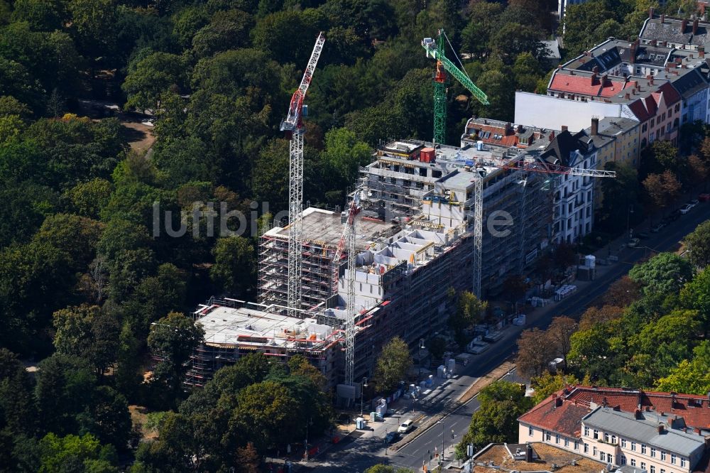 Berlin aus der Vogelperspektive: Baustelle zum Neubau einer Mehrfamilienhaus-Wohnanlage an der Hasenheide im Ortsteil Neukölln in Berlin, Deutschland