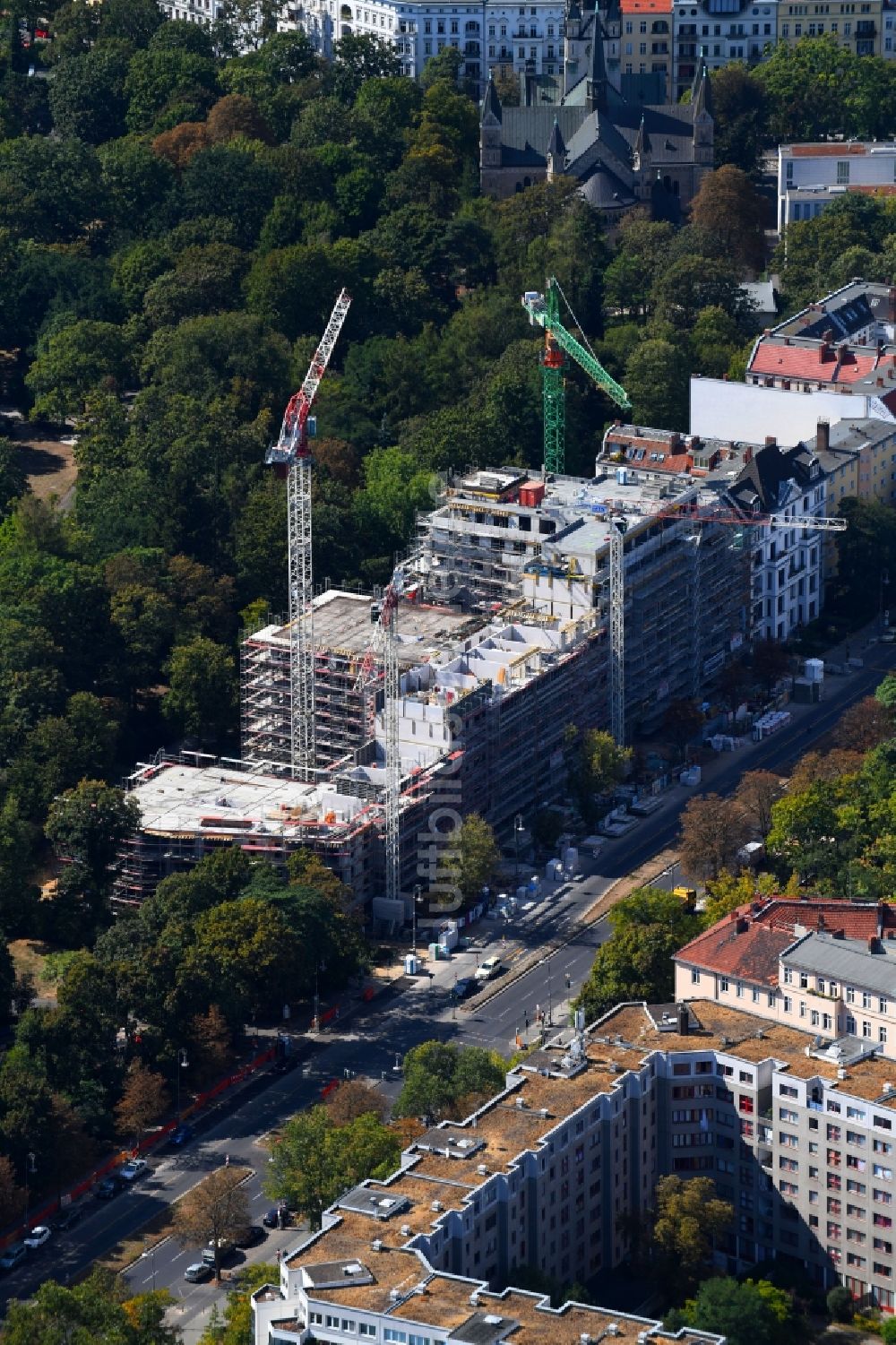 Luftbild Berlin - Baustelle zum Neubau einer Mehrfamilienhaus-Wohnanlage an der Hasenheide im Ortsteil Neukölln in Berlin, Deutschland