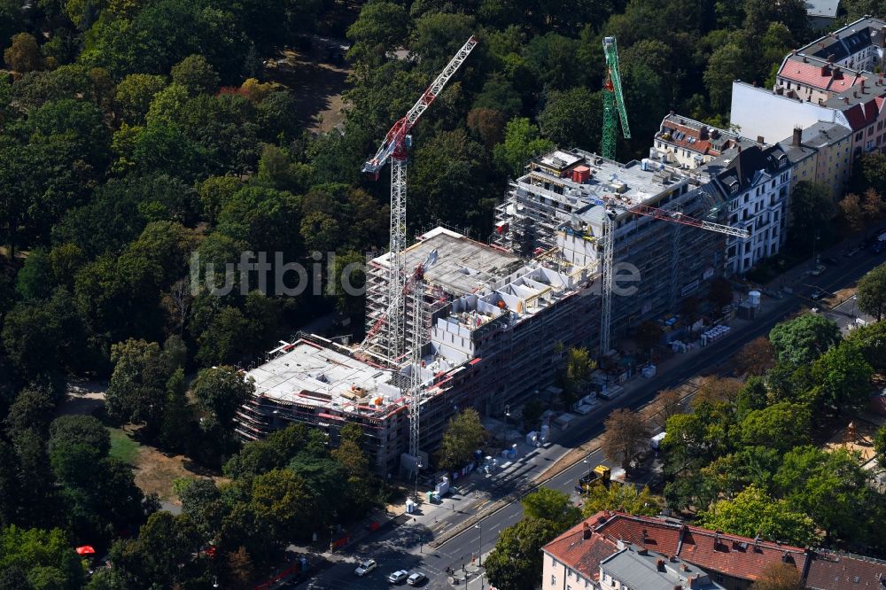 Luftaufnahme Berlin - Baustelle zum Neubau einer Mehrfamilienhaus-Wohnanlage an der Hasenheide im Ortsteil Neukölln in Berlin, Deutschland