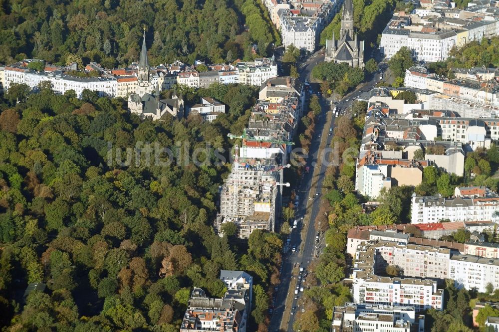 Berlin von oben - Baustelle zum Neubau einer Mehrfamilienhaus-Wohnanlage an der Hasenheide im Ortsteil Neukölln in Berlin, Deutschland